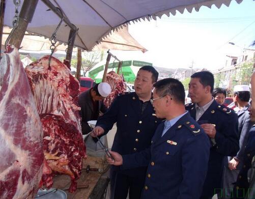 张家川县工商局对肉类市场进行肉类水分突击检查