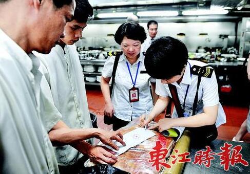 惠州市食药监局执法人员突击检查市区餐饮单位严查肉类食品安全